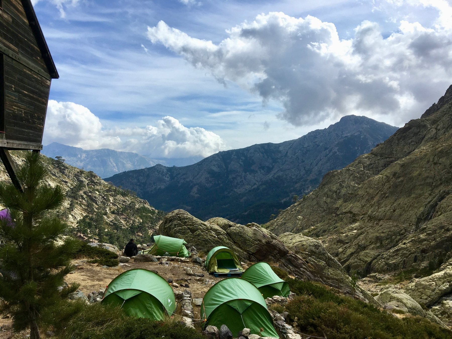 Tentes au bivouac d'un refuge du GR20, en Corse