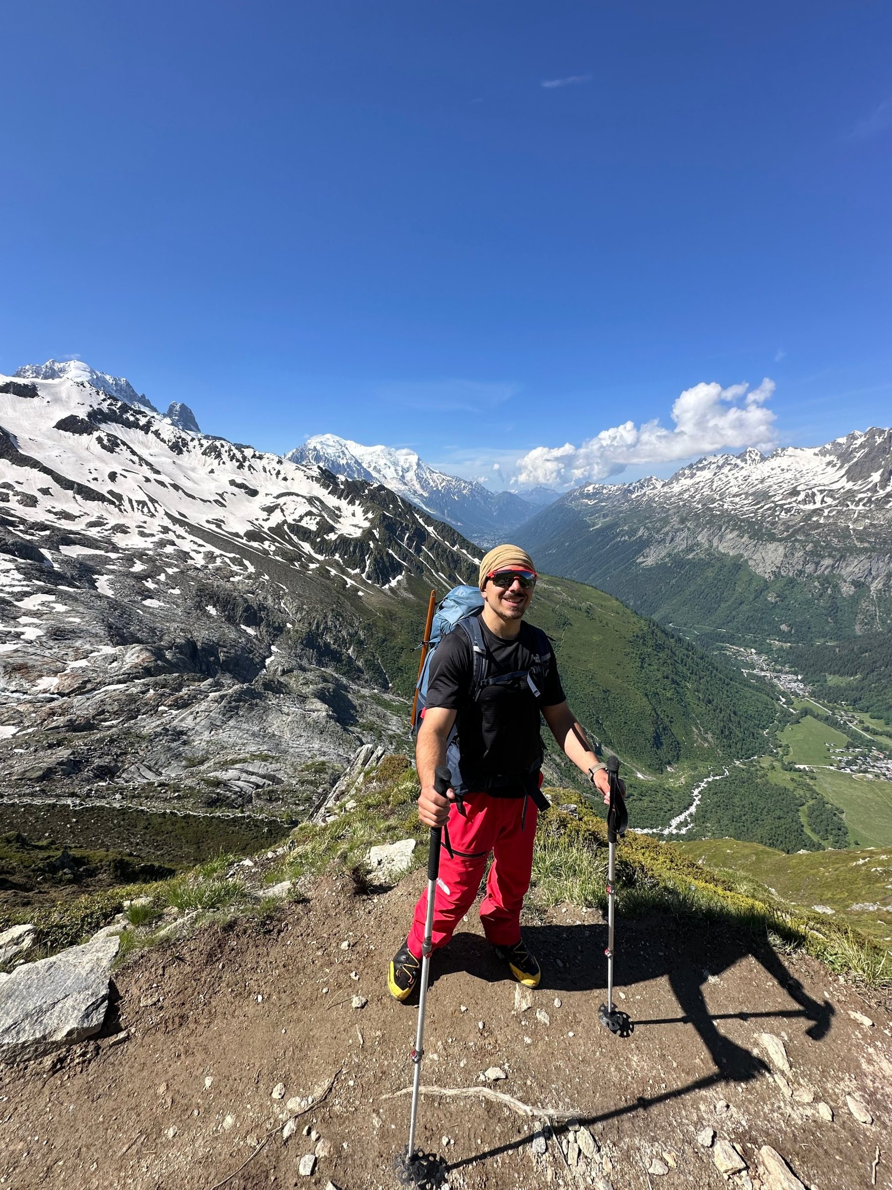 Anthony en randonnée au-dessus de la vallée de Chamonix