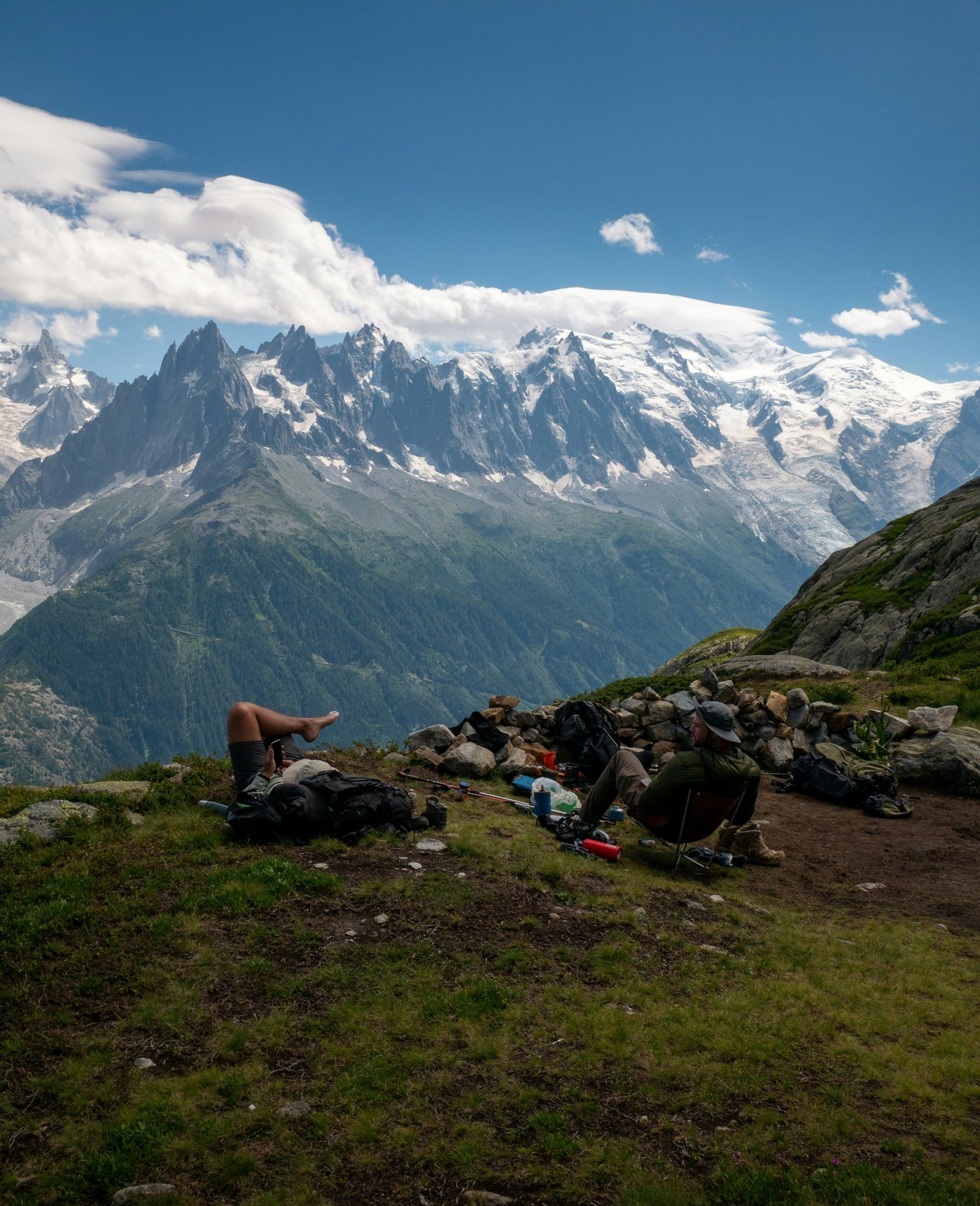 Randonneurs en pause face aux Aiguilles de Chamonix et au Mont-Blanc
